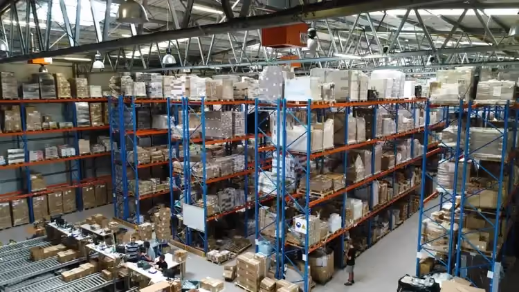 Aprire un Centro Logistico per Gestire Diversi Shop Online: Opportunità e Vantaggi