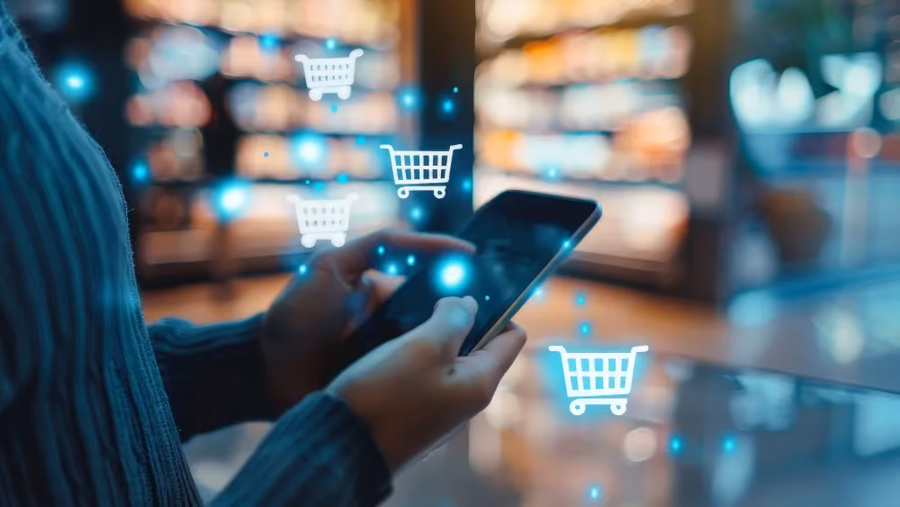 Persona che sfoglia un catalogo prodotti e completa un acquisto online dallo smartphone
