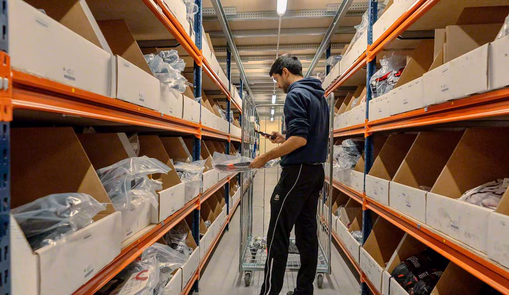 Titolare di un e-commerce che gestisce manualmente ordini, catalogo e spedizioni su più schermi separati durante un picco di vendite