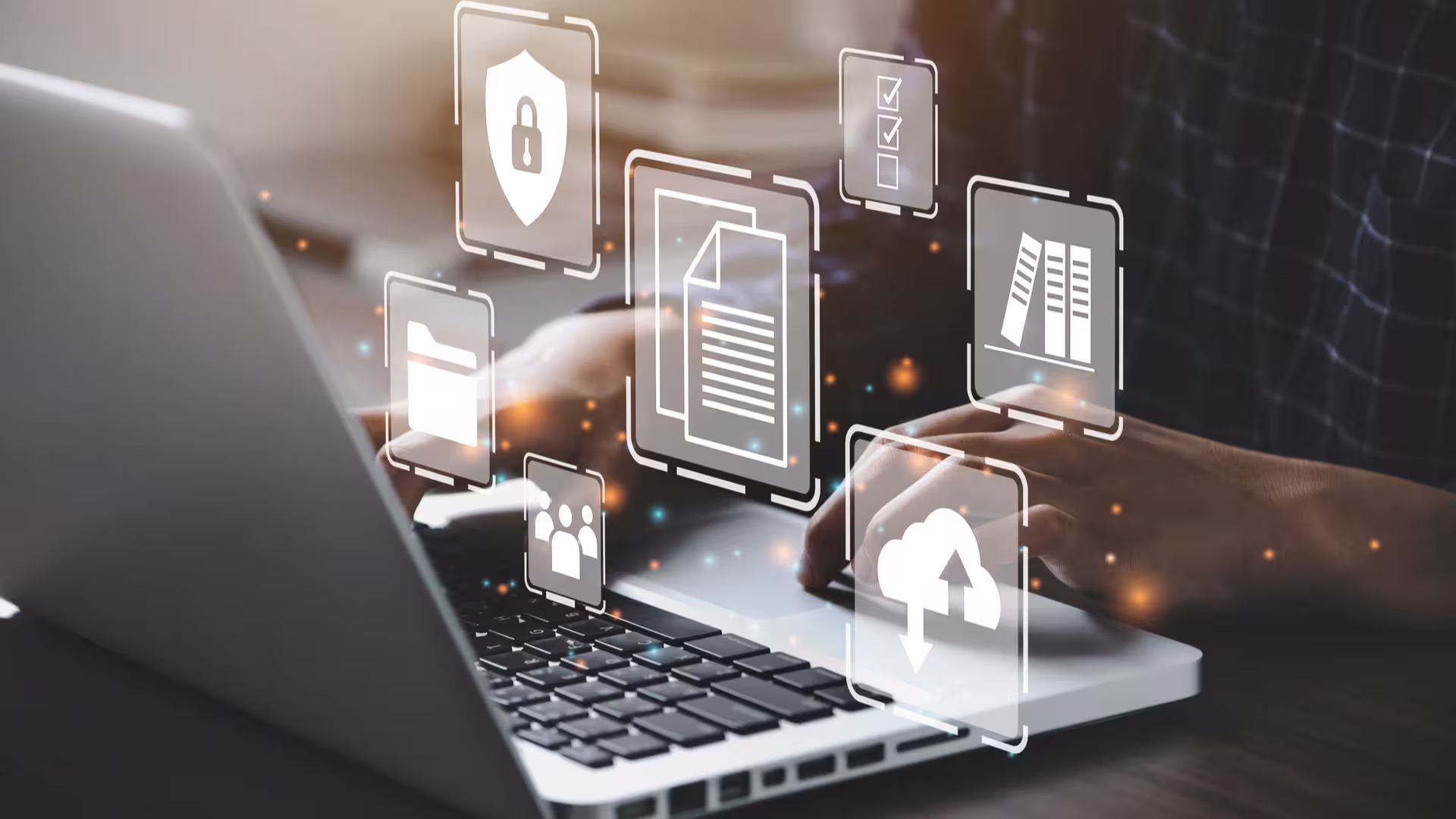 Titolare di una PMI che controlla da un lato un gestionale aperto sul computer e dall'altro un raccoglitore cartaceo pieno di documenti