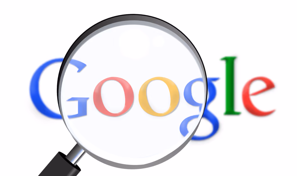Titolare di una piccola azienda che cerca il proprio sito su Google da un laptop senza trovarlo tra i risultati
